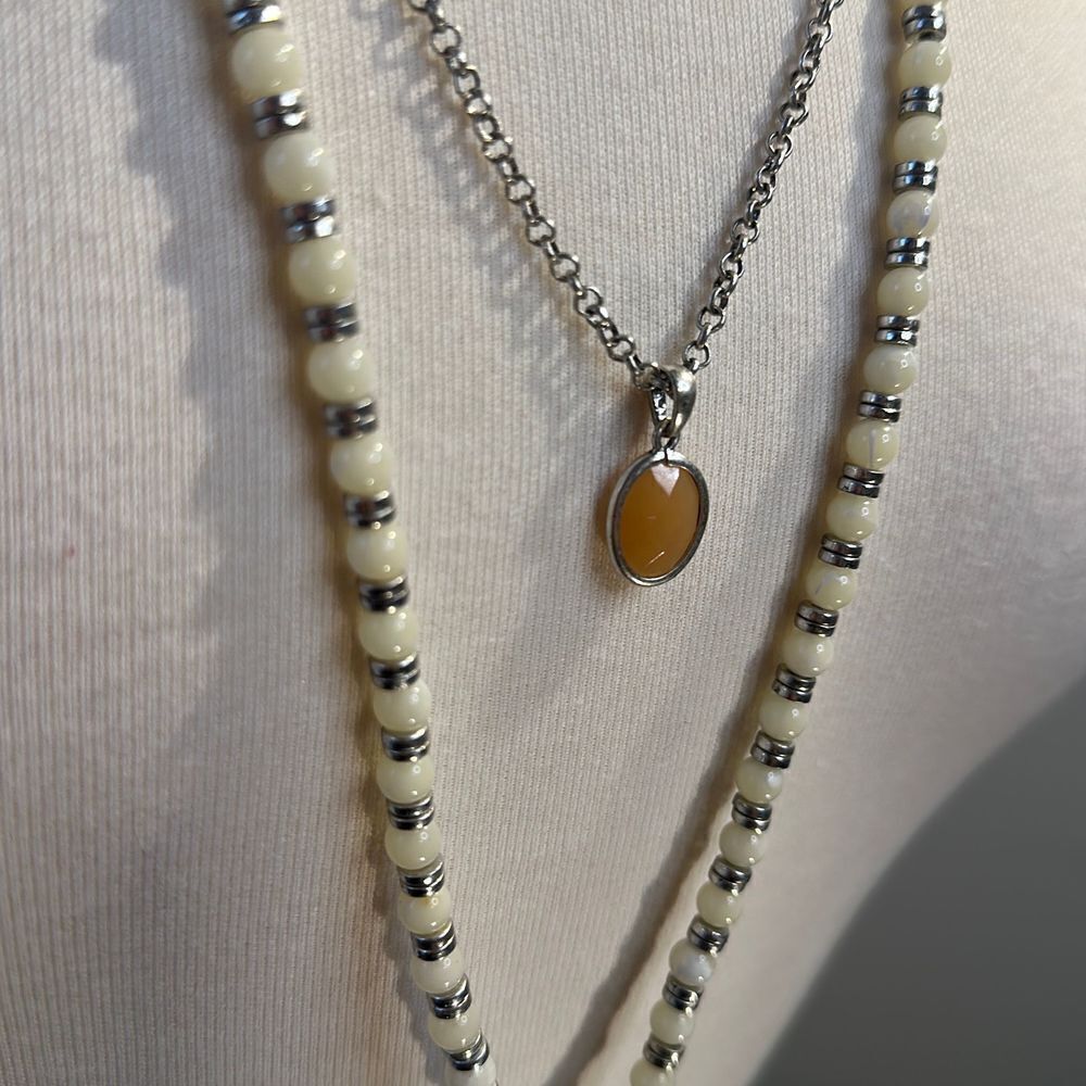 Three strand Long statement necklace, yellowish gem, stamped out metal tassel - Picture 4 of 10